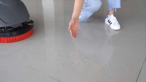 全自動(dòng)洗地機(jī)為什么吸水不干凈？要怎么解決？