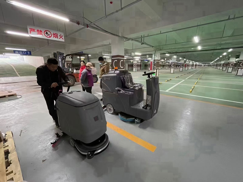 采用電池式全自動洗地機，易于清潔消毒，節(jié)省時間和人工成本！