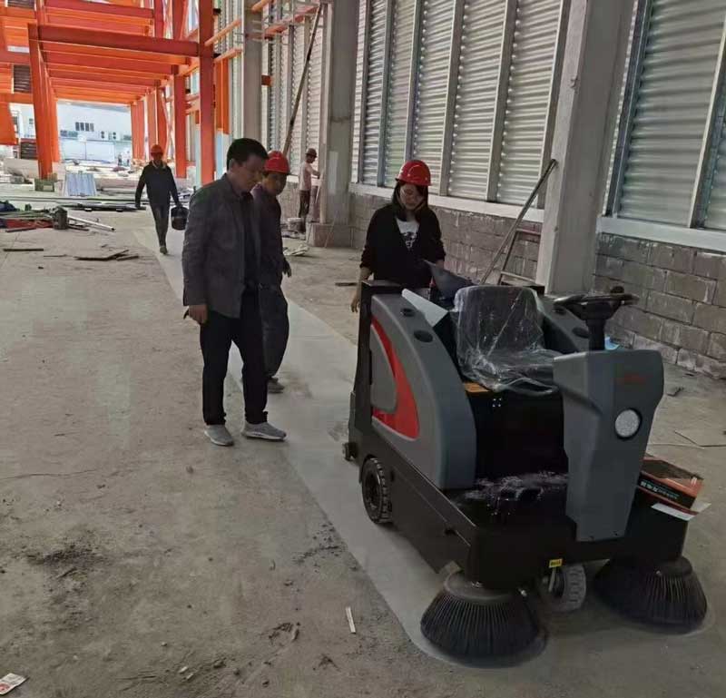 小型掃地車(chē)為何受到工廠(chǎng)車(chē)間的歡迎